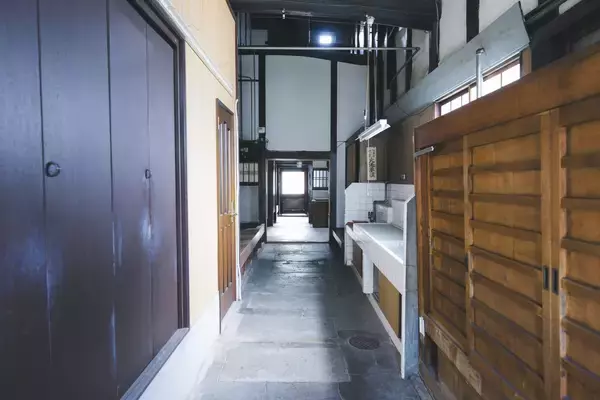 「築130年以上の館を1棟貸し切った1公演1組限定のリアル脱出ゲームが登場！　リアル脱出ゲーム『謎の館からの脱出』 が2月27日(金)より開催決定！」の画像