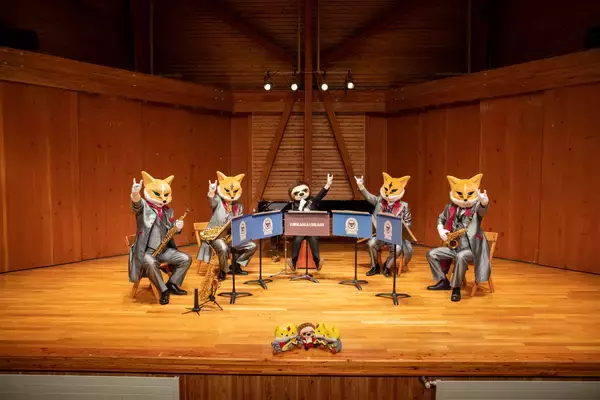 「すいせん畑で奏でるアットホームな動物たちの春のコンサート　サキソフォックス・ズーラシアンブラスが「マニア」なコンサート開催」の画像