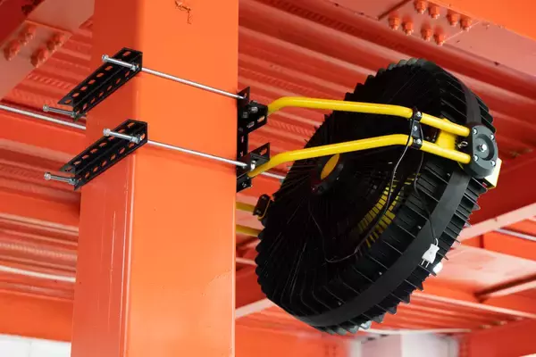 「倉庫・工場の熱中症対策に新提案　作業動線を塞がない天井・壁掛けモデルの扇風機を新発売」の画像