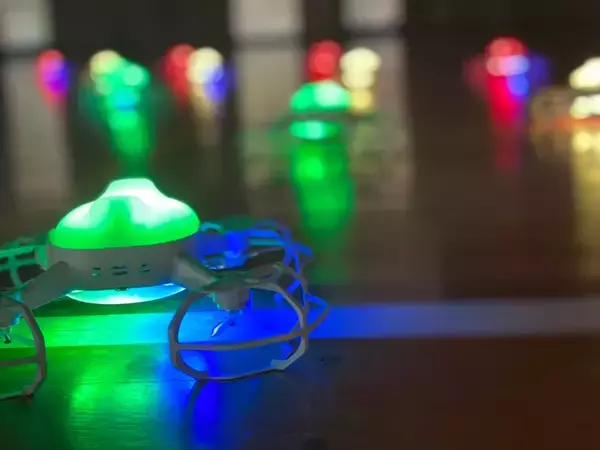 体育館が“探求の実験場”になる。DXハイスクール・SSHにも対応した屋内ドローンショー型・探求学習プログラムを提供開始