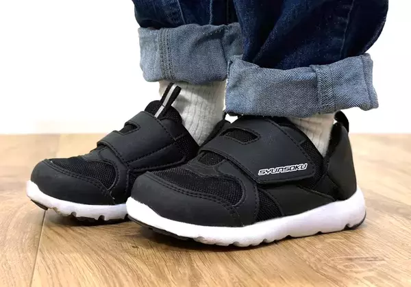 アキレス独自の新設計「パカっとスリット構造」(特許出願済)を採用した「瞬足 足育(そくいく)C-260」登場