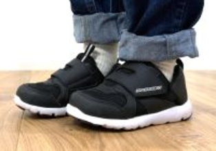 アキレス独自の新設計「パカっとスリット構造」(特許出願済)を採用した「瞬足 足育(そくいく)C-260」登場