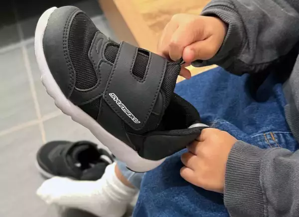 「アキレス独自の新設計「パカっとスリット構造」(特許出願済)を採用した「瞬足 足育(そくいく)C-260」登場」の画像