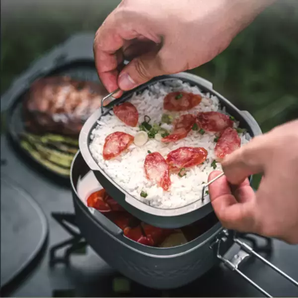 「【5,000億円超のアウトドア市場に新星】クラウドファンディング目標1,581%達成！アウトドアブランド「Rugged Sear」が“環境への配慮を意識したキャンプ調理”の新提案－超軽量ランチボックス型クッカー」の画像