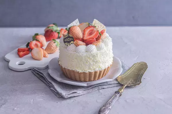 「【ラ・メゾン】年末年始の贈り物に。華やかな紅白タルトや限定クッキー缶を販売。」の画像