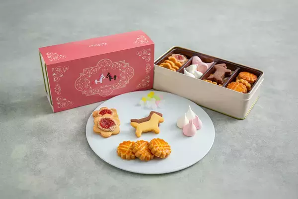 「【ラ・メゾン】年末年始の贈り物に。華やかな紅白タルトや限定クッキー缶を販売。」の画像