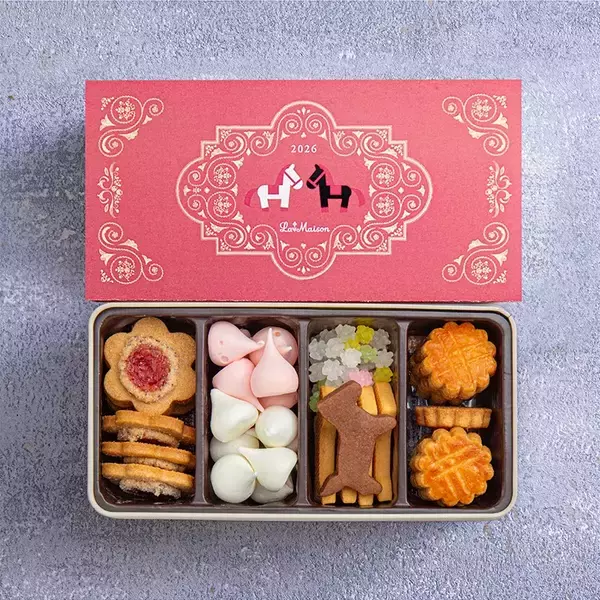 「【ラ・メゾン】年末年始の贈り物に。華やかな紅白タルトや限定クッキー缶を販売。」の画像