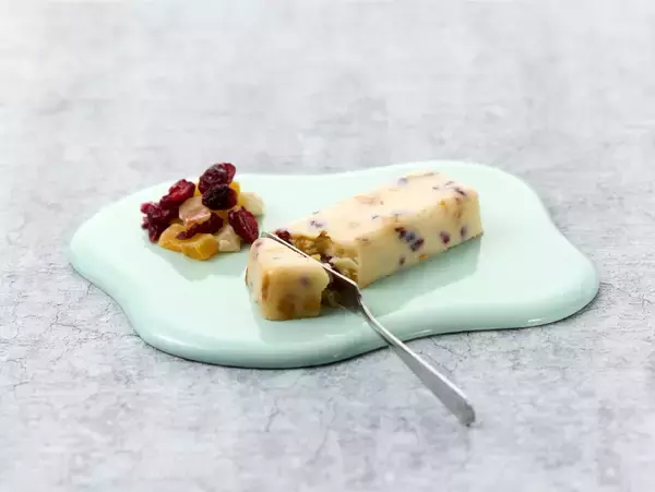 「漬物専門店「銀座若菜」がつくるフルーツの甘みと食感が楽しい「チーズの酒粕漬〈ドライフルーツ〉」12月限定新商品を発売！」の画像