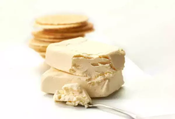 「漬物専門店「銀座若菜」がつくるフルーツの甘みと食感が楽しい「チーズの酒粕漬〈ドライフルーツ〉」12月限定新商品を発売！」の画像