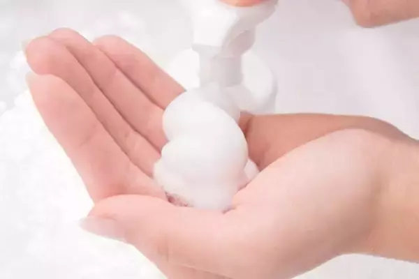 「独自の泡処方技術で「とろみではなく、泡で保湿する化粧水」を開発必要最小限の界面活性剤で、泡性能と肌なじみを両立」の画像
