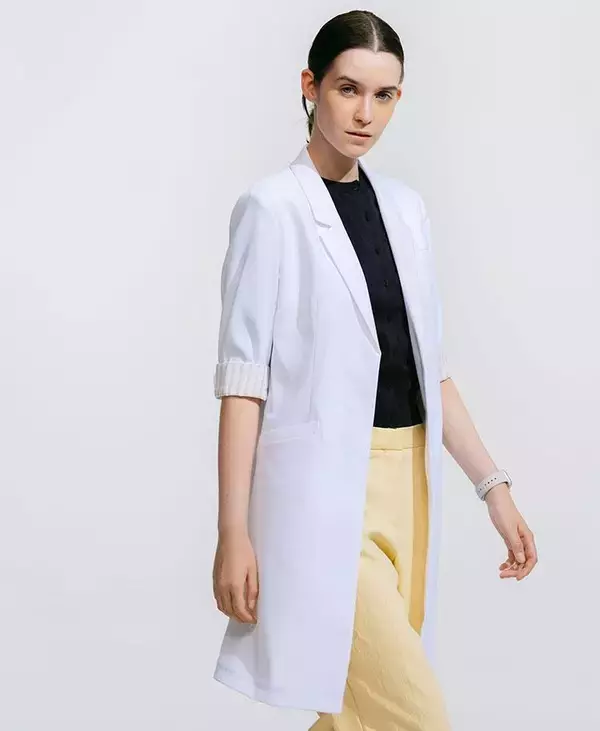 「羽織るような軽やかさと品位を両立した、最軽量級の白衣シリーズ・LIGHTがリニューアルして登場。：メディカルアパレルブランド・クラシコ」の画像