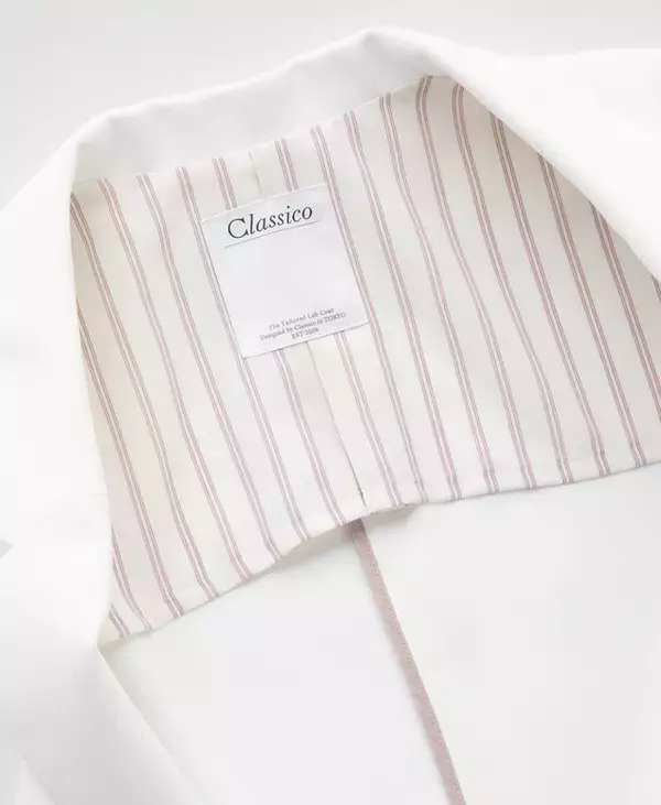 「羽織るような軽やかさと品位を両立した、最軽量級の白衣シリーズ・LIGHTがリニューアルして登場。：メディカルアパレルブランド・クラシコ」の画像