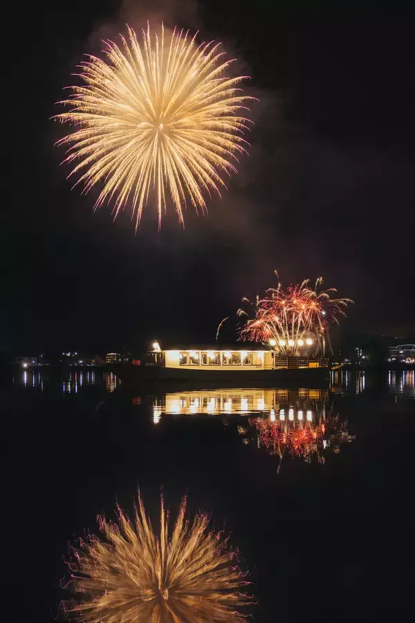 凛とした富士と、煌めく冬花火　河口湖唯一の屋形船レストランが贈る、期間限定「冬花火特別プラン」予約開始！