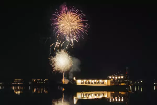 「凛とした富士と、煌めく冬花火　河口湖唯一の屋形船レストランが贈る、期間限定「冬花火特別プラン」予約開始！」の画像
