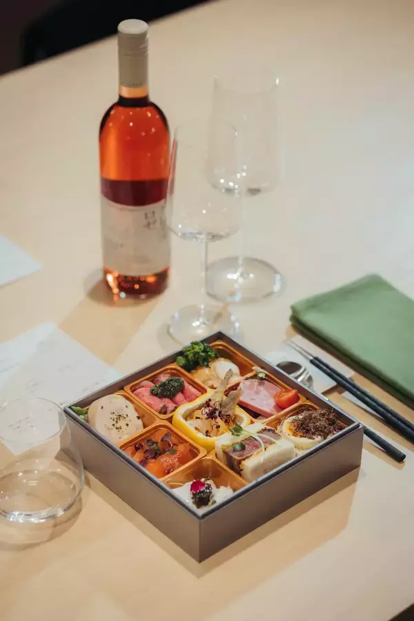 「凛とした富士と、煌めく冬花火　河口湖唯一の屋形船レストランが贈る、期間限定「冬花火特別プラン」予約開始！」の画像