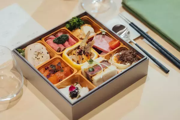 「凛とした富士と、煌めく冬花火　河口湖唯一の屋形船レストランが贈る、期間限定「冬花火特別プラン」予約開始！」の画像