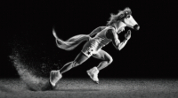 競馬ファンならどこか馴染みがある演出を取り入れたなかやまきんに君出演の『JRA-VAN』新CMを1月4日(日)より公開！