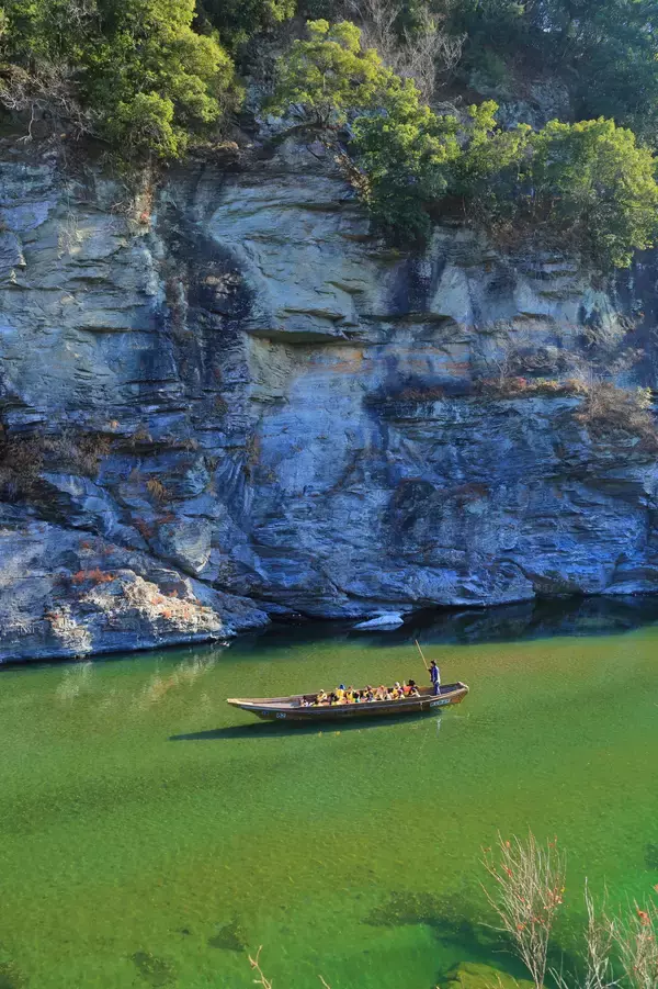 「埼玉県の観光地・長瀞の冬の風物詩　秩父鉄道「ぽかぽかこたつ舟」元日から冬季限定運航　こたつを載せた和船で暖を取りながら風光明媚な渓谷美を満喫」の画像