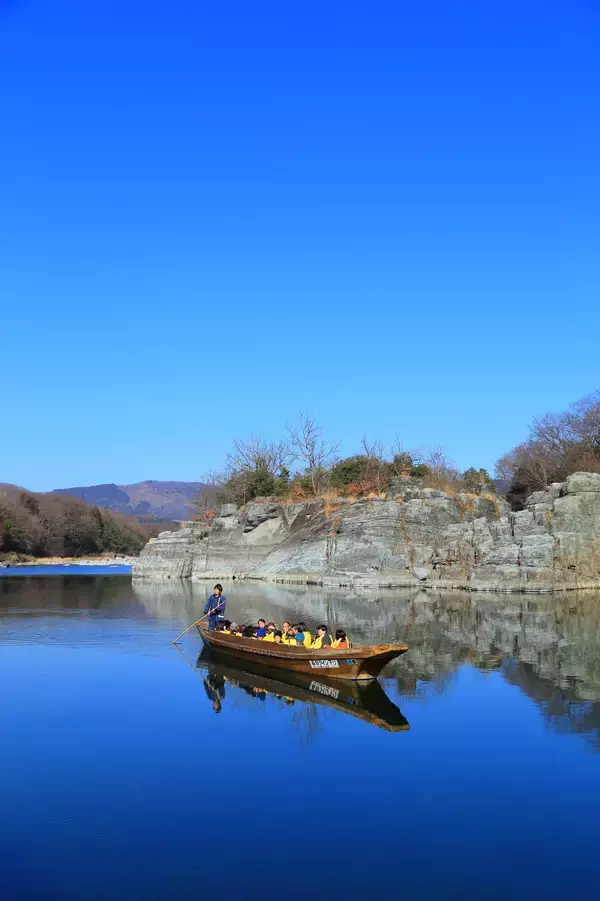 「埼玉県の観光地・長瀞の冬の風物詩　秩父鉄道「ぽかぽかこたつ舟」元日から冬季限定運航　こたつを載せた和船で暖を取りながら風光明媚な渓谷美を満喫」の画像