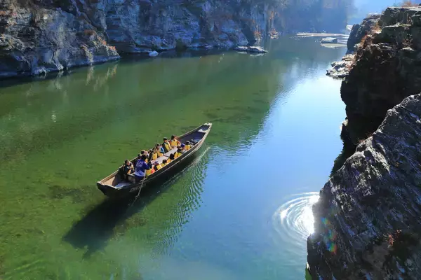 「埼玉県の観光地・長瀞の冬の風物詩　秩父鉄道「ぽかぽかこたつ舟」元日から冬季限定運航　こたつを載せた和船で暖を取りながら風光明媚な渓谷美を満喫」の画像
