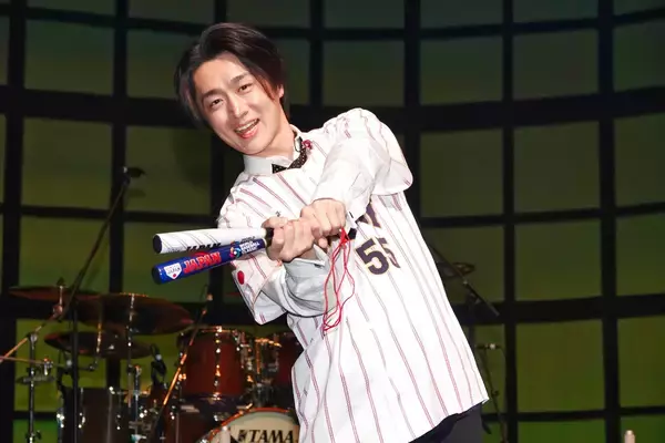真田ナオキ、村神様ユニフォームでWBC侍ジャパンに熱烈エール！相模大野で“開幕戦”コンサート開催、新曲で場外ホームラン級の大ヒットを誓う！