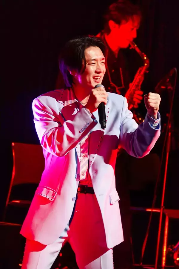 「真田ナオキ、村神様ユニフォームでWBC侍ジャパンに熱烈エール！相模大野で“開幕戦”コンサート開催、新曲で場外ホームラン級の大ヒットを誓う！」の画像