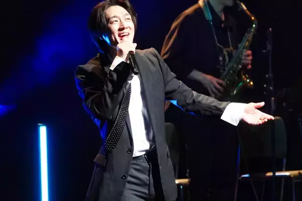 「真田ナオキ、村神様ユニフォームでWBC侍ジャパンに熱烈エール！相模大野で“開幕戦”コンサート開催、新曲で場外ホームラン級の大ヒットを誓う！」の画像