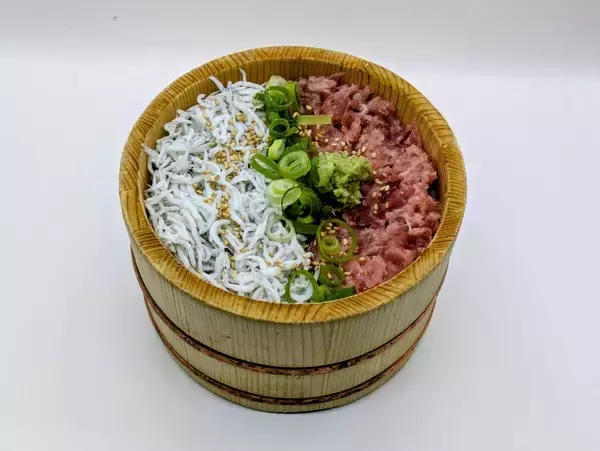 「海鮮丼で沼津城復活！？駿河湾を臨む沼津サービスエリアで夏休み限定海鮮グルメが登場！」の画像