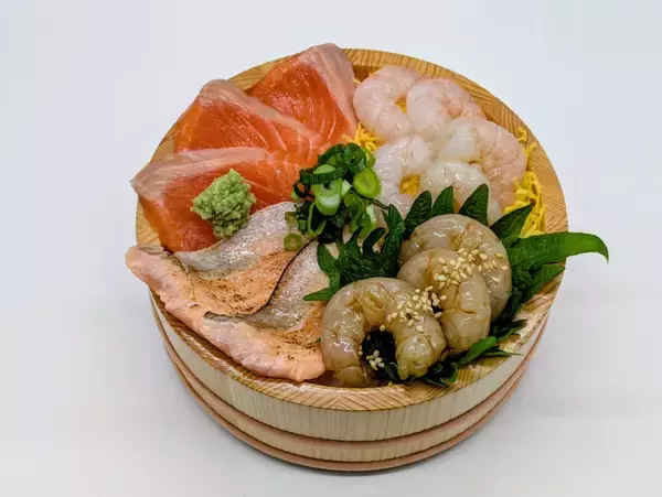 「海鮮丼で沼津城復活！？駿河湾を臨む沼津サービスエリアで夏休み限定海鮮グルメが登場！」の画像
