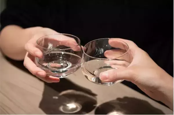 「科学的に「刺激臭が減り」「フルーティーな香りが立つ」日本酒専用酒器SHUWANからグラスバージョンが登場！」の画像