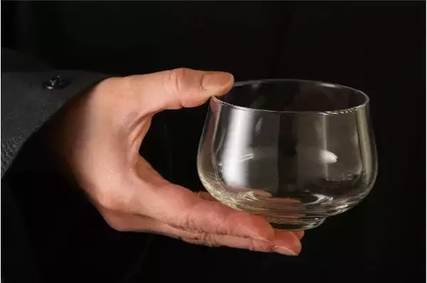「科学的に「刺激臭が減り」「フルーティーな香りが立つ」日本酒専用酒器SHUWANからグラスバージョンが登場！」の画像