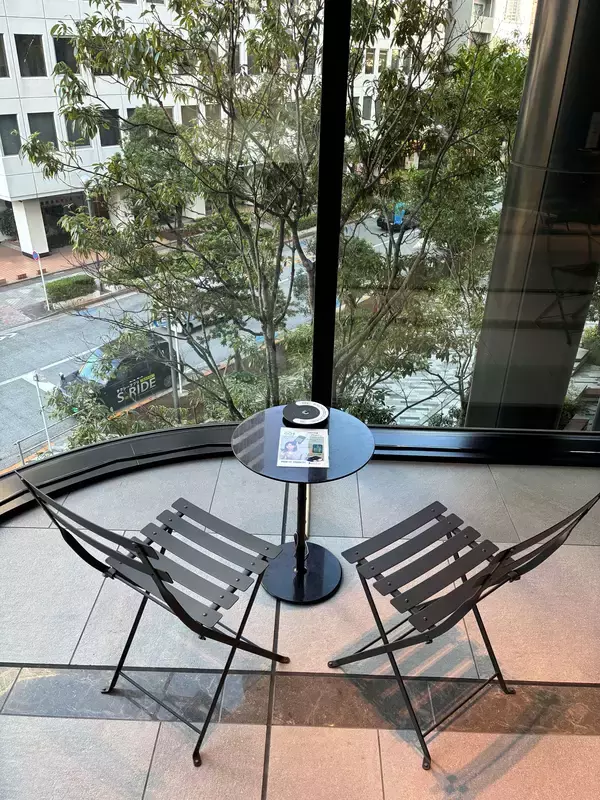 スマホ充電を新たな情報接点に広告を見ながらスマホを無料充電、東京ポートシティ竹芝で新サービスを実証