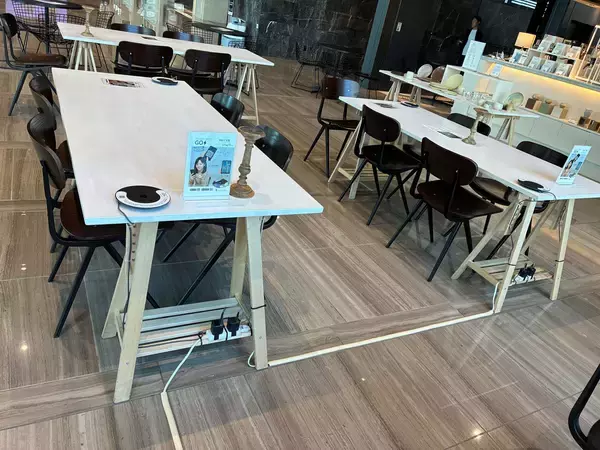 「スマホ充電を新たな情報接点に広告を見ながらスマホを無料充電、東京ポートシティ竹芝で新サービスを実証」の画像