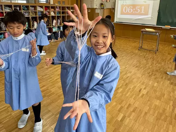 「3年生がリーダーシップを発揮！大阪信愛学院小学校が幼稚園児と「伝承遊び」で交流」の画像