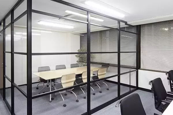 【2026年最新】Web会議ブースを入れたのにネットが遅い!? オフィスDXを成功させる「見えないインフラ」の重要性