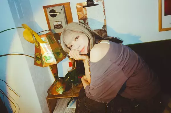 竹内アンナ、新曲『My secret plum』＆『ok, love song』のリリックビデオを2週連続公開！
