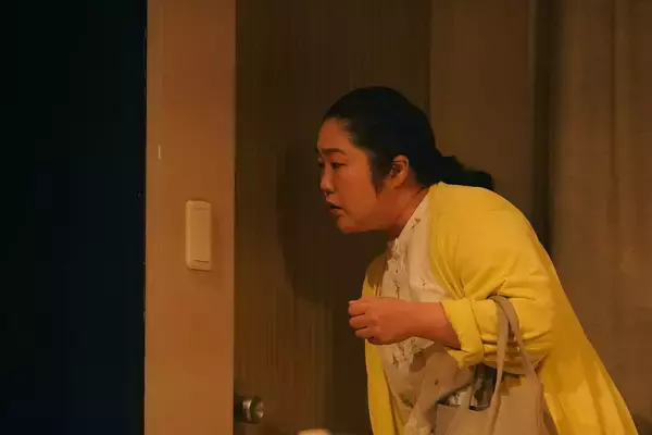 「【舞台写真・コメントあり】ヒラタオフィス＋TAAC『金魚の行方』開幕！　「引き出し屋」からひきこもりの息子を奪還する母親を通して　「いま」を描く濃密な人間ドラマ」の画像