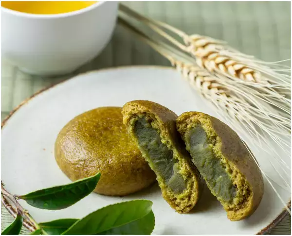「シリーズ初のフレーバーが登場！黒麦まんじゅう本舗より静岡県産お茶を使用した「静岡お茶まんじゅう」が季節限定で4/23より発売」の画像