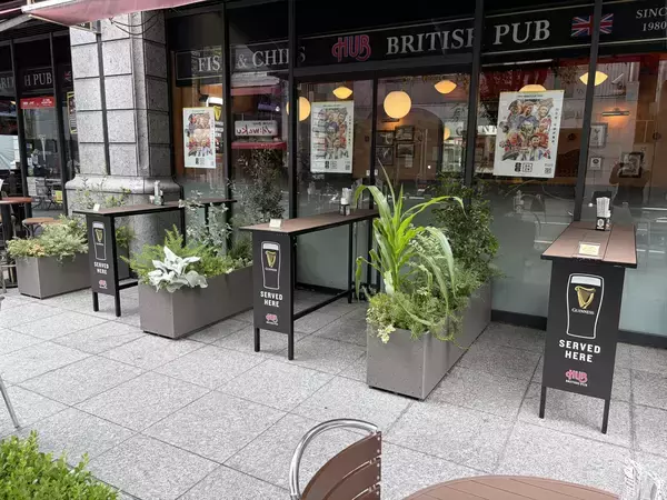 「HUB京都ヨドバシ店がスタウトビール「ギネス」の装飾を施して営業中です」の画像