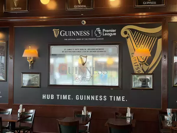 「HUB京都ヨドバシ店がスタウトビール「ギネス」の装飾を施して営業中です」の画像