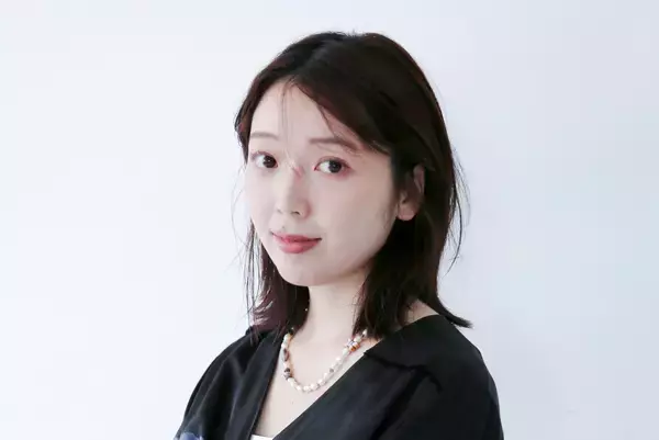 「【新書大賞作家・三宅香帆】10万部突破のベストセラー『考察する若者たち』、Mika Pikazo氏描き下ろし「新カバー」で9月4日より出荷開始」の画像