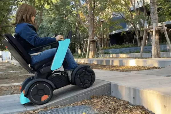 「ELEMOs初の歩行領域モビリティ「たのシーモ」ー怖くない・難しくない・そして楽しいー航続距離30kmの電動走行チェアが12/24(水)販売開始」の画像