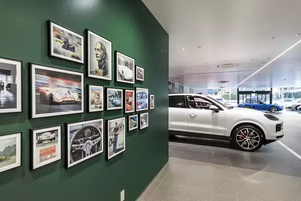 「SKY GROUP　ポルシェセンター横浜青葉　認定中古車展示場・ワークショップ1/31リニューアルオープン」の画像