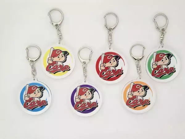 「ガチャCAN自販機限定「カープ コラボアクリルキーホルダー」を3月18日より販売開始」の画像