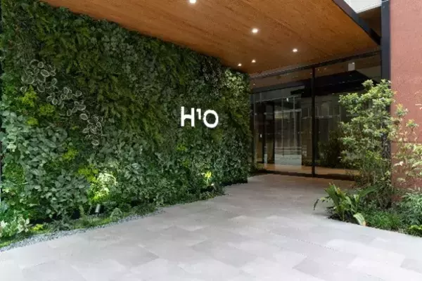 「野村不動産が開発するサービスオフィス「H1O(エイチワンオー)」に、動画広告を視聴すると無料で充電ができる「POWER SPOT GO(パワスゴ)」を導入開始」の画像
