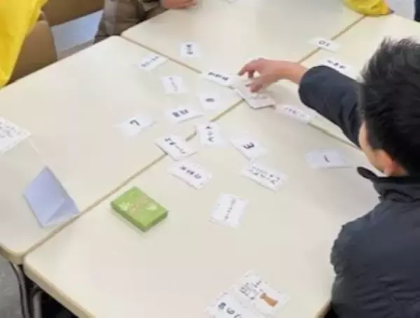 遊んで学ぶ、盲導犬のこと　四天王寺大学短期大学部の学生が制作　理解の輪を広げる「カルタ」と「すごろく」を寄贈