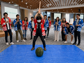 猛暑の夏 社内イベントも屋内へグレイドパークで夏祭り気分を味わえる「スイカ割りセット」を提供開始