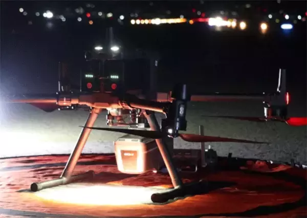 「中日本航空とNTTドコモビジネス、日本で初めてセルラードローン「Skydio X10」を利用した空港滑走路夜間点検の実証実験を実施」の画像