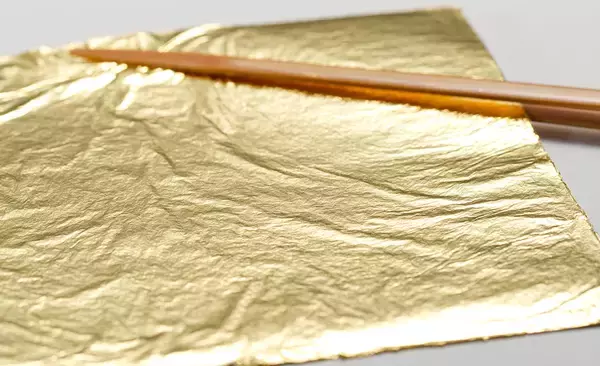 「今年、史上最高値を更新した“金”にあやかってキラキラの金箔をまとった伝説の大福が7年ぶりに復活！「ジャンボ金箔大福」」の画像