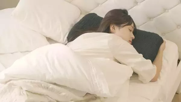 「【累計200万個突破】GOKUMINから、頭の重力をゼロにする「超無重力ピロー」誕生。11月27日より新CMを公開」の画像